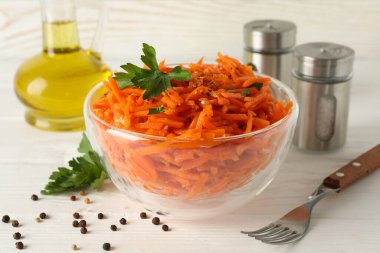 Beyaz ahşap arka planda lezzetli havuç salatası kompozisyonu. Kore havucu