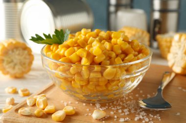 Beyaz ahşap arka planda taze çiğ mısırlı kompozisyon, kapat.