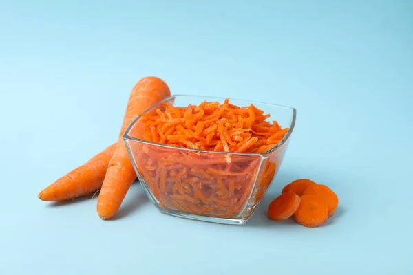 Чаша Морковным Салатом Синем Фоне Корейская Кухня — стоковое фото