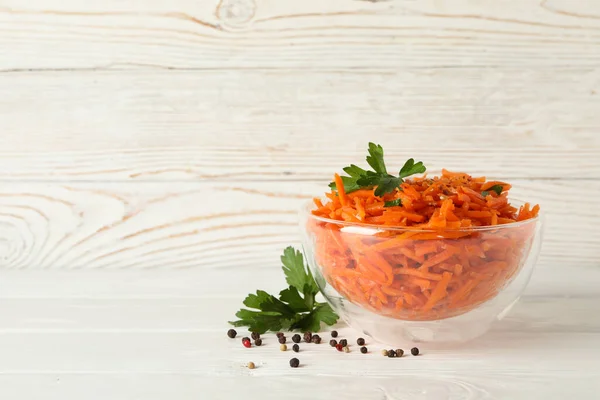 Glazen Schaal Met Wortelsalade Witte Houten Ondergrond Koreaanse Levensmiddelen — Stockfoto