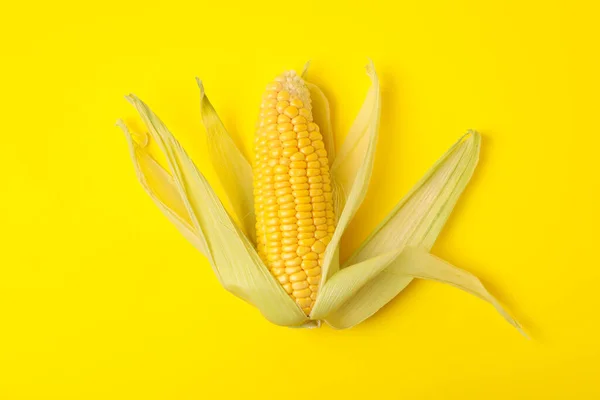 Свіжа Сира Кукурудза Жовтому Тлі Вид Зверху — стокове фото