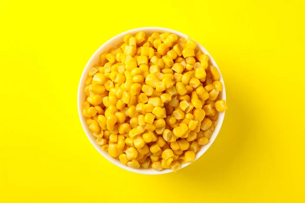Чаша Свежей Кукурузы Желтом Фоне Вид Сверху — стоковое фото