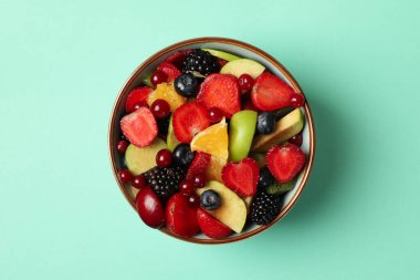 Arka planda taze meyve salatası, üst manzara.