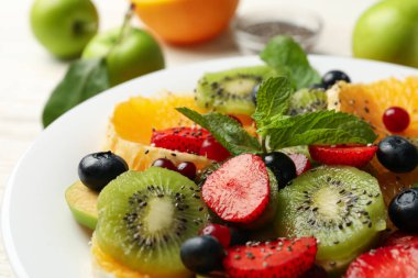 Bir tabak taze meyve salatası, yakın plan.