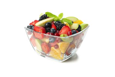 Beyaz arka planda izole edilmiş taze meyve salatası kasesi.