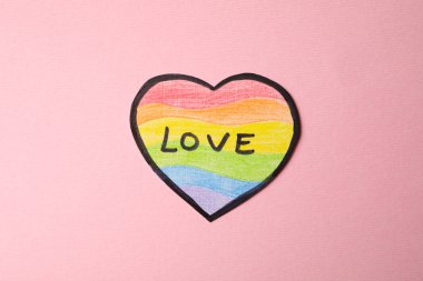 Pembe zemin üzerinde aşk metni olan LGBT kalp
