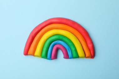 Mavi arkaplanda plastikten yapılmış LGBT gökkuşağı