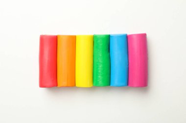 Beyaz arkaplanda plastikten yapılmış LGBT bayrağı