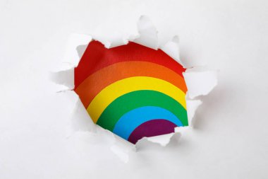 Kağıtta LGBT renk arkaplanı olan bir delik