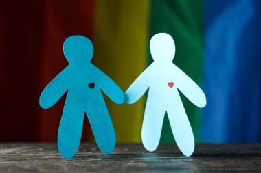 LGBT bayrak arkaplanına karşı mavi kağıt adamlar