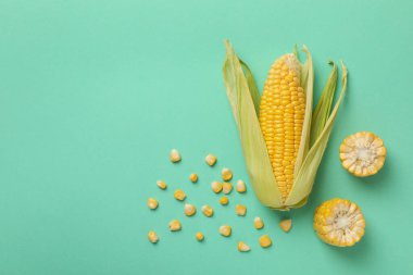 Nane arkaplanda taze çiğ mısırlı kompozisyon, üst görünüm