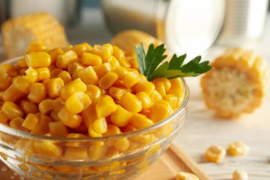 Beyaz ahşap arka planda taze çiğ mısırlı kompozisyon, kapat.