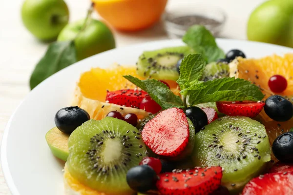Bir tabak taze meyve salatası, yakın plan.