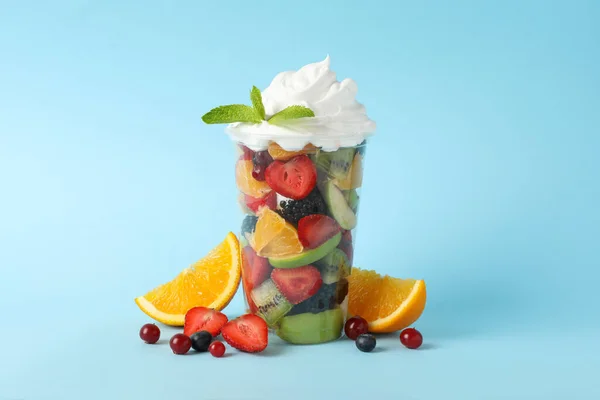 Fruktsallad Takeaway Cup Blå Bakgrund Utrymme För Text — Stockfoto