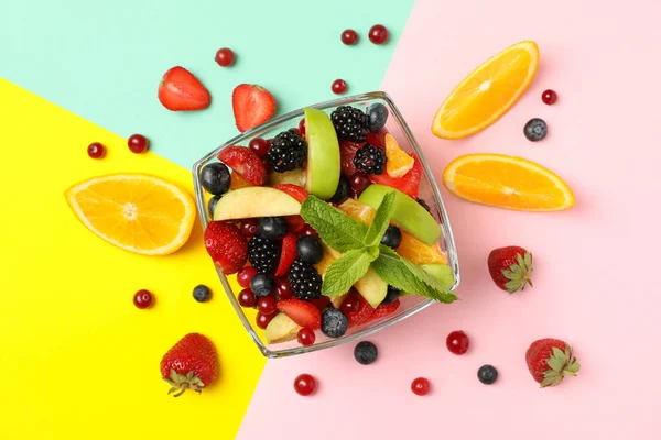 Bol Salade Fruits Frais Sur Fond Multicolore Vue Sur Dessus — Photo