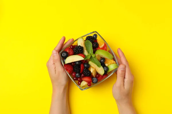 Les Mains Féminines Tiennent Bol Salade Fruits Sur Fond Jaune — Photo