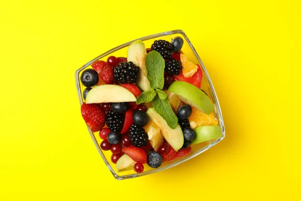 Tazón Ensalada Frutas Frescas Sobre Fondo Amarillo Vista Superior — Foto de Stock