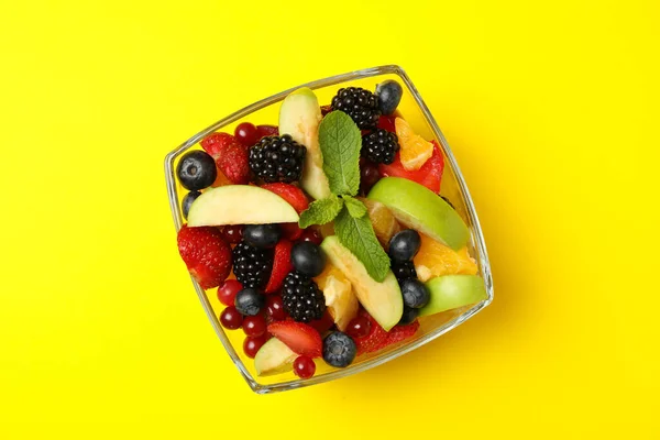 Bol Salade Fruits Frais Sur Fond Jaune Vue Dessus — Photo