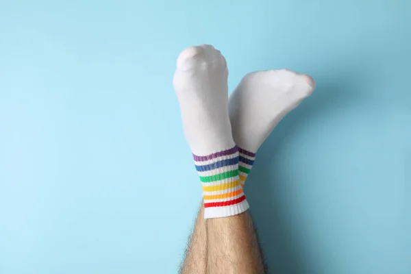 Patas Masculinas Con Calcetines Lgbt Sobre Fondo Azul —  Fotos de Stock