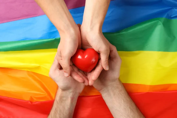 Mani Maschili Tengono Cuore Sulla Bandiera Lgbt Vista Dall Alto — Foto Stock