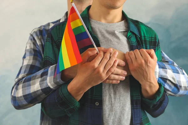 Schwules Paar Mit Lgbt Flagge Umarmt Sich Drinnen — Stockfoto