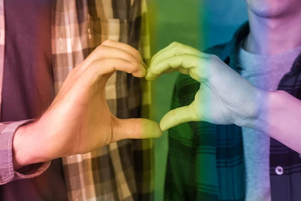 Schwules Paar Machte Herz Der Hände Vor Blauem Hintergrund — Stockfoto