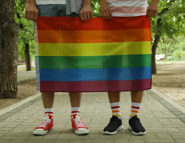 Jeunes Hommes Avec Drapeau Lgbt Debout Plein Air — Photo