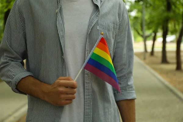 Junger Mann Mit Lgbt Flagge Freien — Stockfoto