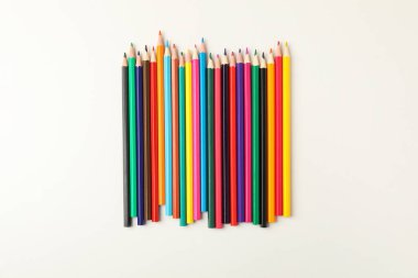 Beyaz arkaplanda renkli kalemler, üst görünüm