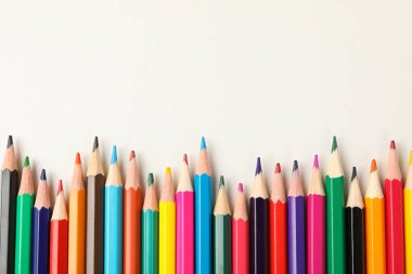 Beyaz arkaplanda renkli kalemler, metin için boşluk