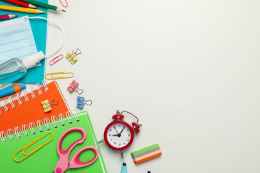 Beyaz arkaplanda okul malzemeleri çerçevesi, metin için boşluk
