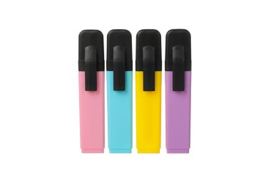 Beyaz arkaplanda izole edilmiş farklı renk vurgulayıcıları