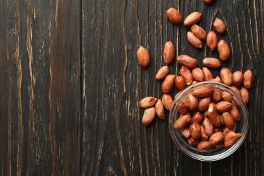 Ahşap arka planda fıstıklı kase. Vitamin yiyeceği.