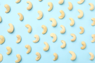 Mavi arka planda fındıklı fındıklı düz yatıyordu. Vitamin yiyeceği.