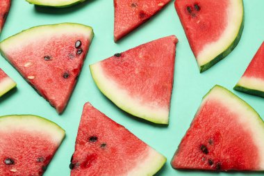 Arka planda taze karpuz dilimleri olan kompozisyon, üst görünüm.