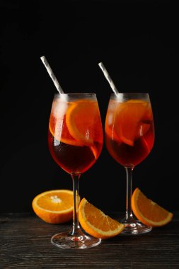 Siyah arkaplana karşı aperol spreyli kompozisyon