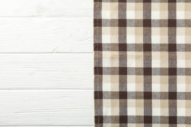 Beyaz ahşap arkaplanda işaretlenmiş masa örtüsü, metin için boşluk