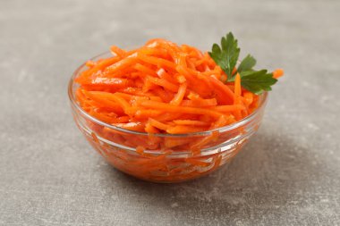 Gri arka planda lezzetli havuç salatası, yakın plan.