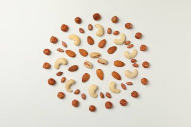 Beyaz arka planda farklı lezzetli fındıklar. Vitamin yiyeceği.