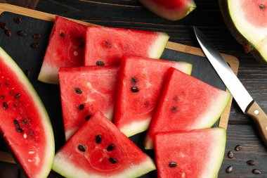 Ahşap masada karpuz dilimleri olan bir kompozisyon.