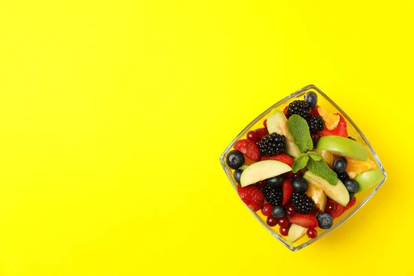 Ensalada Frutas Frescas Sobre Fondo Amarillo Espacio Para Texto — Foto de Stock