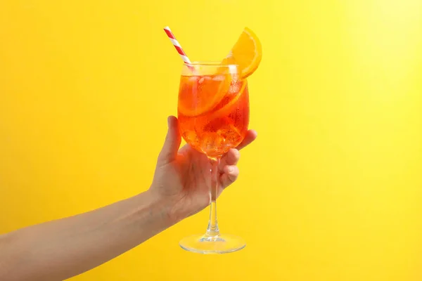 Mão Feminina Com Copo Aperol Spritz Cocktail Fundo Amarelo — Fotografia de Stock