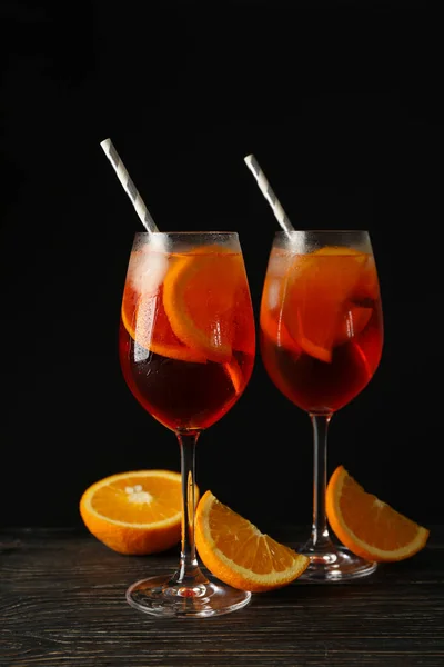 Sammansättning Med Aperol Spritz Cocktail Mot Svart Bakgrund — Stockfoto