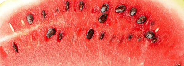 新鲜西瓜在整个背景上 夏天水果 — 图库照片