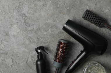 Gri arkaplanda kuaför aksesuarları ile kompozisyon, metin için boşluk