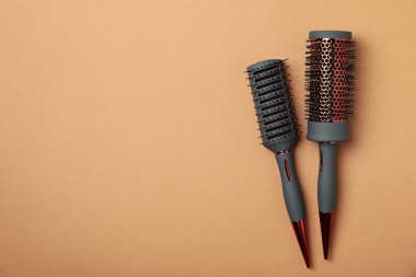 Kahverengi arkaplanda saç fırçaları, metin için boşluk