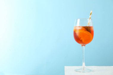 Renkli arkaplanda aperol spreyi karışımı. Yaz içeceği