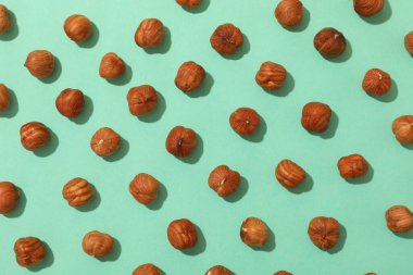 Nane arkaplanda fındıklar vardı. Vitamin yiyeceği.