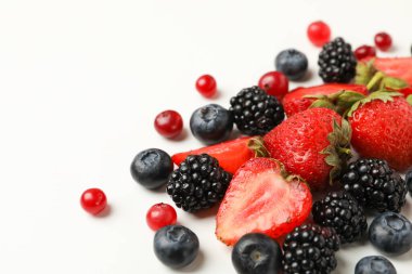 Beyaz arkaplanda taze böğürtlen karışımı, metin için boşluk