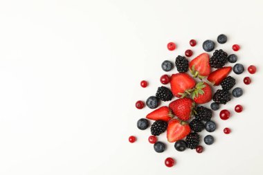 Beyaz arka planda taze böğürtlen karışımı, üst manzara
